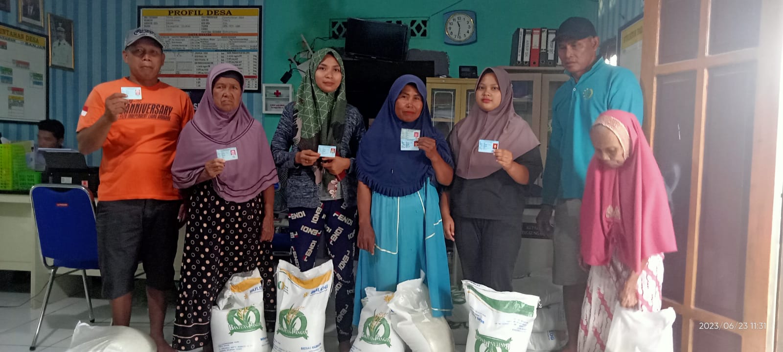 Pemerintah Desa Tanah Abang Menyalurkan Bantuan Beras Dari Dinas sosial kabupaten Banjar